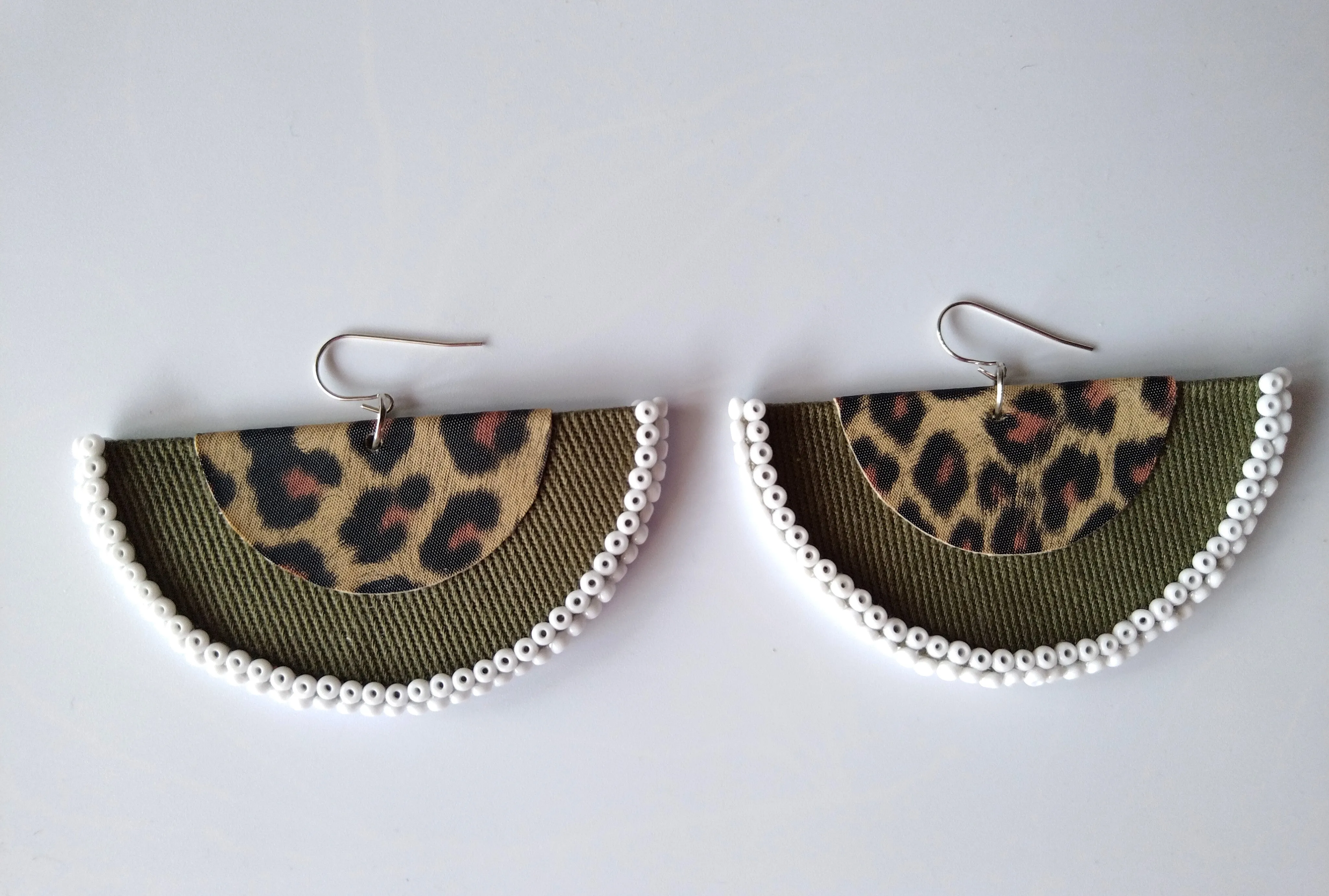 Ingwe Halfmoon Earrings Collection <Umbhaco  Black Bead and Olive Green White Bead>