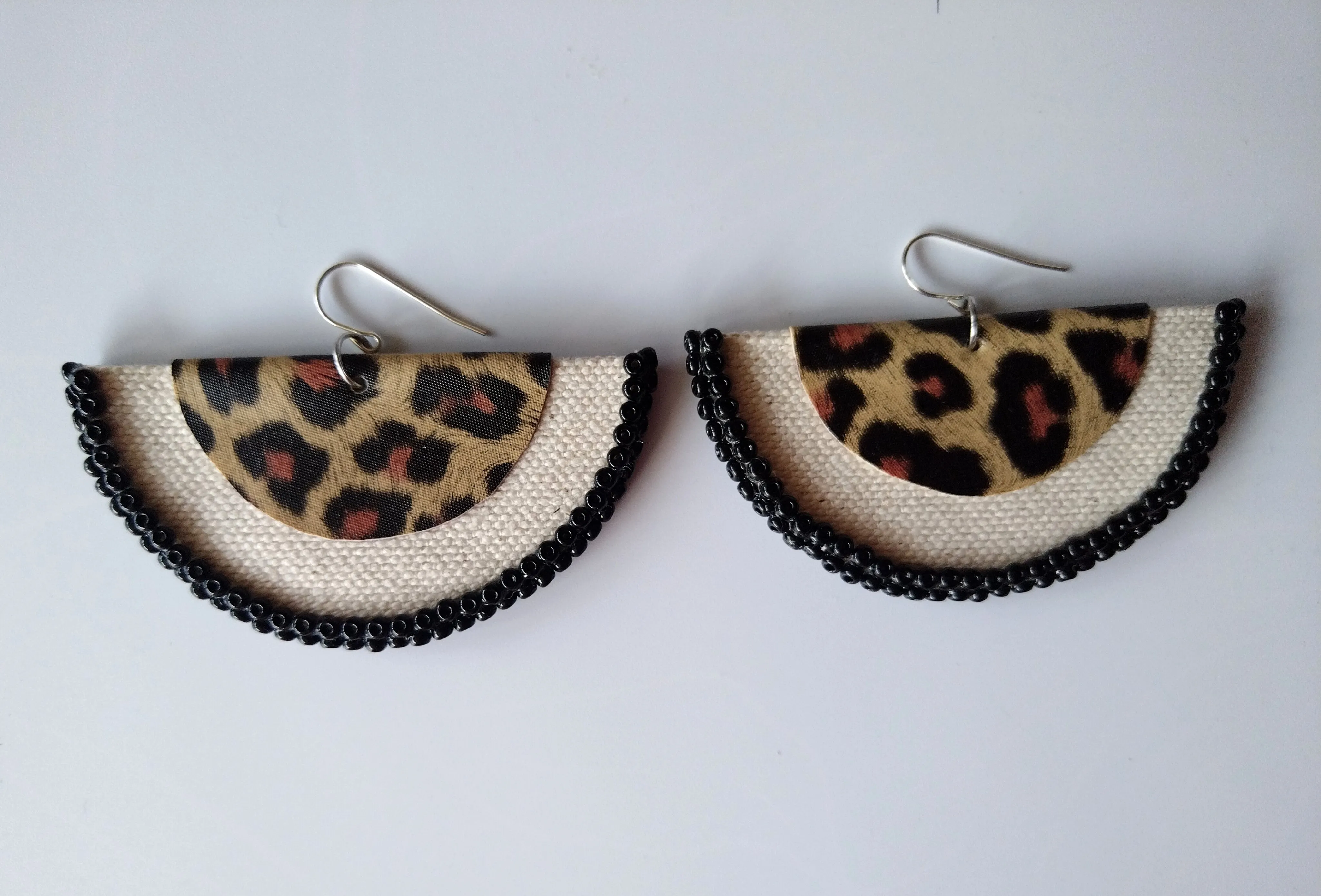 Ingwe Halfmoon Earrings Collection <Umbhaco  Black Bead and Olive Green White Bead>