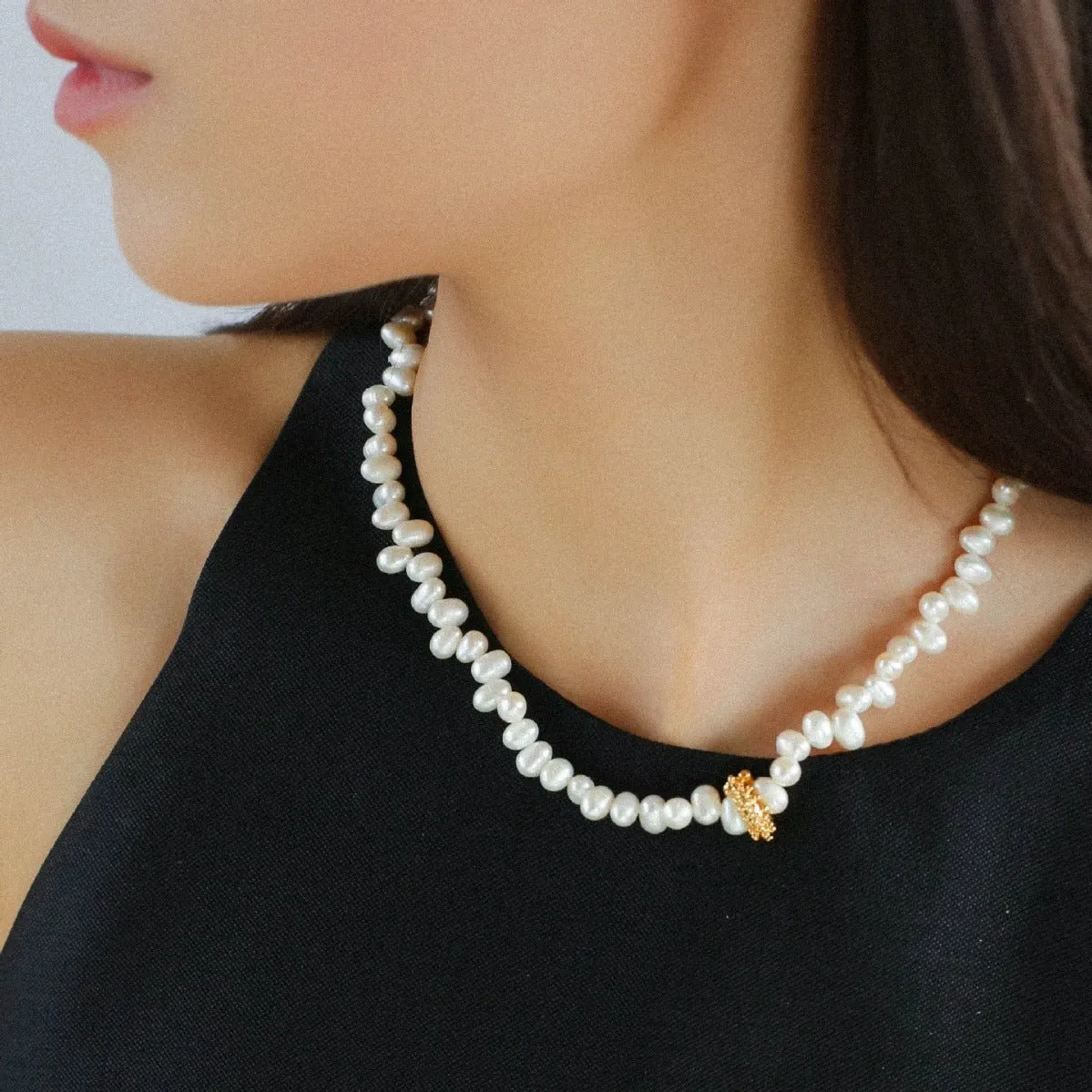 Staggered Pearl Clavicle Necklace